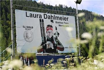 Ein Plakat erinnert unweit von Garmisch-Partenkirchen an die Erfolge Laura Dahlmeiers.