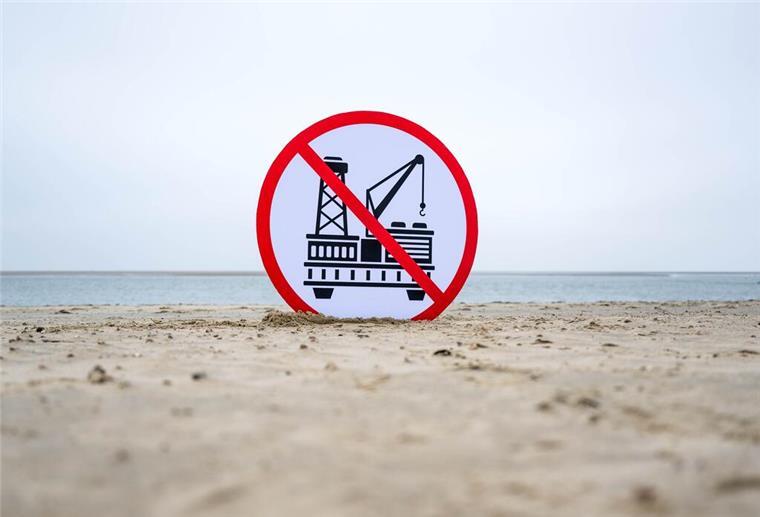 Greenpeace entdeckt drei Steinriffe nahe geplanter Gasbohrung vor Borkum Ein Plakat gegen die geplante Erdgasförderung auf Borkum