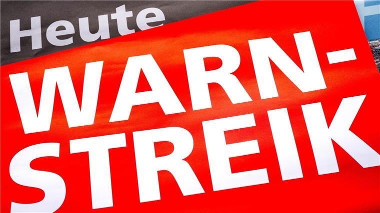 Warnstreik im Nahverkehr wird auf Bremen ausgeweitet Ein Plakat mit der Aufschrift „Heute Warnstreik“ bei einer Kundgebung vor dem Betriebshof der Bremer Straßenbahn AG (BSAG).