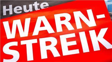 Ein Plakat mit der Aufschrift „Heute Warnstreik“ bei einer Kundgebung vor dem Betriebshof der Bremer Straßenbahn AG (BSAG).