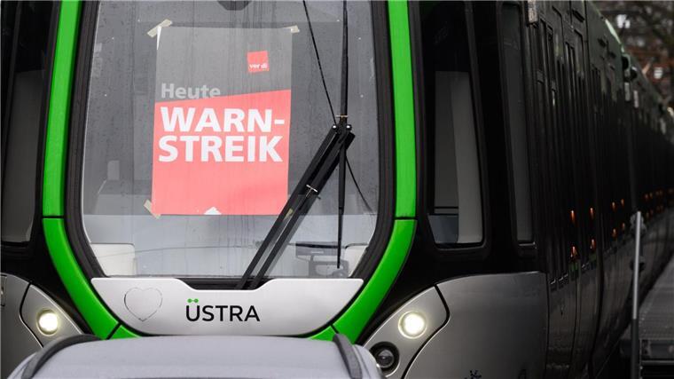 Busse und Bahnen stehen wegen Warnstreik erneut still Ein Plakat „Warnstreik“ klebt in den Frontscheibe einer Stadtbahn der Hannoverschen Verkehrsbetriebe Üstra auf dem Betriebshof Glocksee.