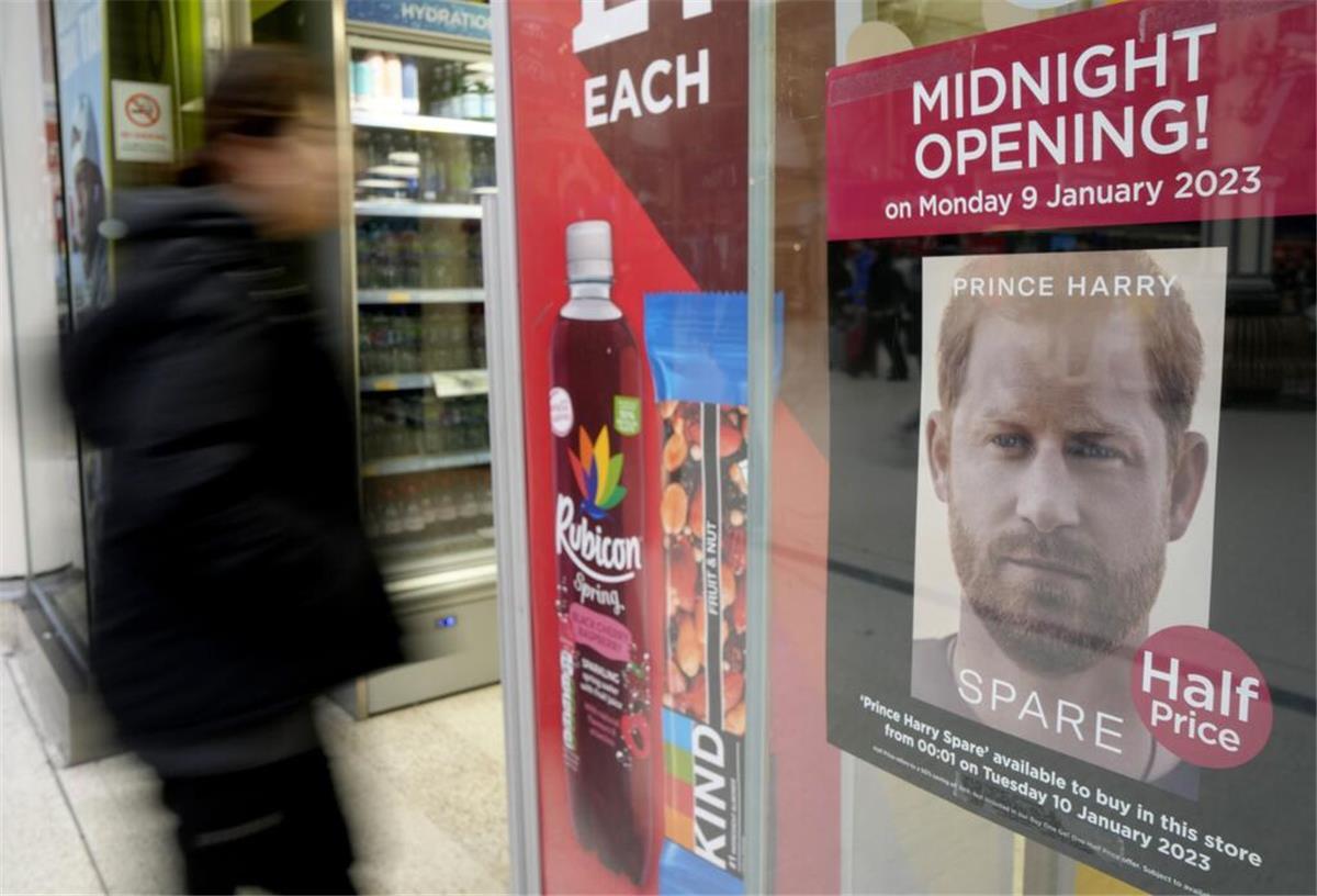 In einem Schaufenster ist ein Plakat mit Werbung für das Buch "Spare" zu sehen. Auf dem Cover ist das Gesicht von Prinz Harry zu sehen.