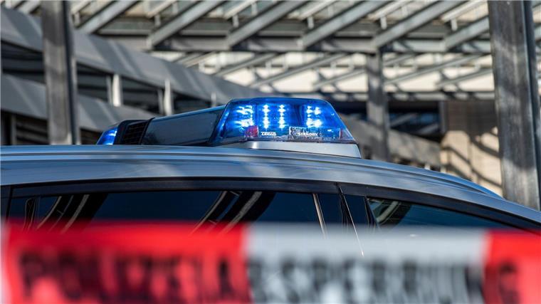 Explosion in Wohnhaus: Keine Verletzten Ein Polizei-Blaulicht leuchtet über einem Absperrband mit der Aufschrift „Polizeiabsperrung“.