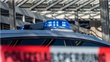 Ein Polizei-Blaulicht leuchtet über einem Absperrband mit der Aufschrift „Polizeiabsperrung“.