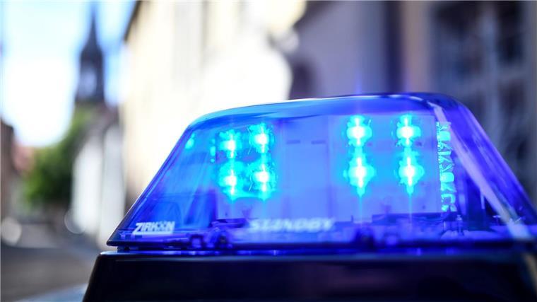 Faeser: Harter Schlag gegen die Schleuserkriminalität Ein Polizeiauto mit blinkendem Blaulicht steht vor einem Gebäude.
