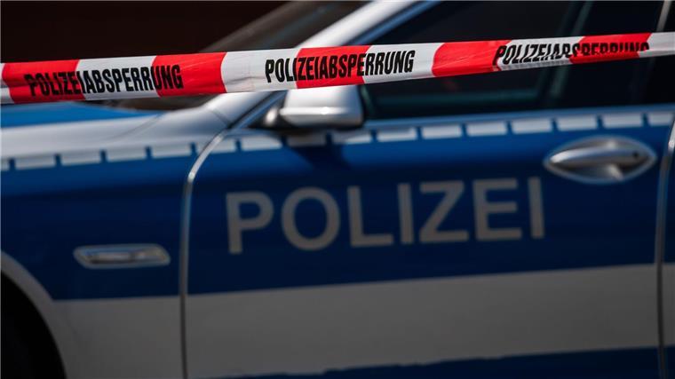 Zwei Frauen bei Zusammenstoß von Autos verletzt Ein Polizeiauto steht hinter einem Absperrband der Polizei.