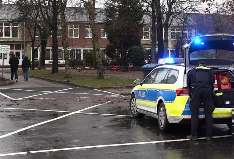Nach Messerattacke in Cuxhaven: So geht‘s dem Opfer - das erwartet die Täterin Ein Polizeiauto steht vor dem Gebäude einer Grund- und Hauptschule in Lüdingworth. Dort hat ein Mädchen ein anderes mit einem Messer schwer verletzt.