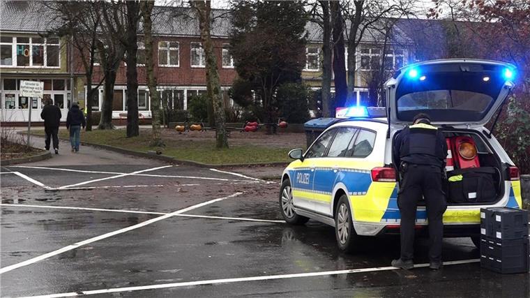 Kultusministerin „bestürzt“ über Gewalttat an Schule Ein Polizeiauto steht vor dem Schulgebäude.