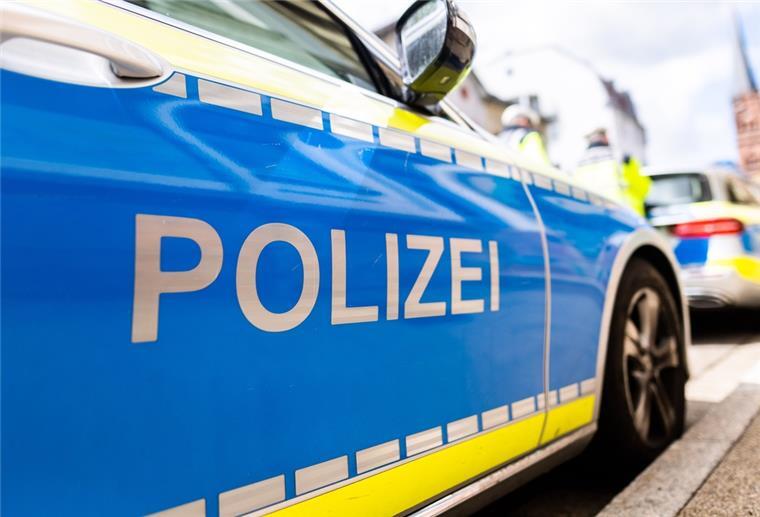 Bremerhaven: Notarzt- und Polizeiauto stoßen zusammen Zwei Einsatzfahrzeuge der Polizei stehen in Freiburg am Straßenrand.