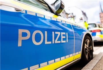 Zwei Einsatzfahrzeuge der Polizei stehen in Freiburg am Straßenrand.