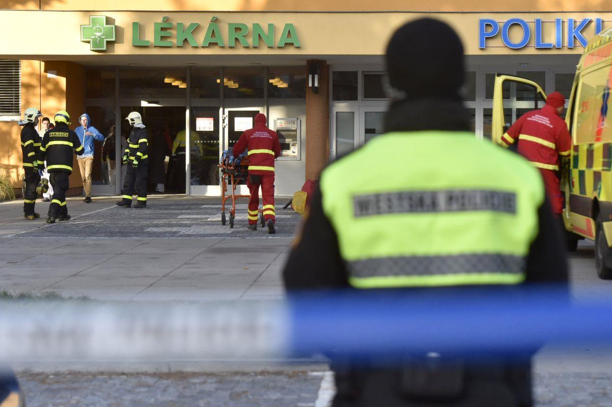 Mehrere Tote nach Schüssen in Krankenhaus in Tschechien Ein Polizeibeamter steht auf dem Gelände des Universitätsklinikums. Nach Schüssen in dem Krankenhaus soll es mehrere Tote gegeben haben.