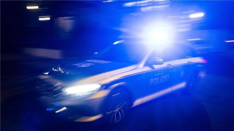 Mehrere Männer mit Messerstichen in Bremen verletzt Ein Polizeifahrzeug fährt mit Blaulicht an einem Gebäude vorbei.