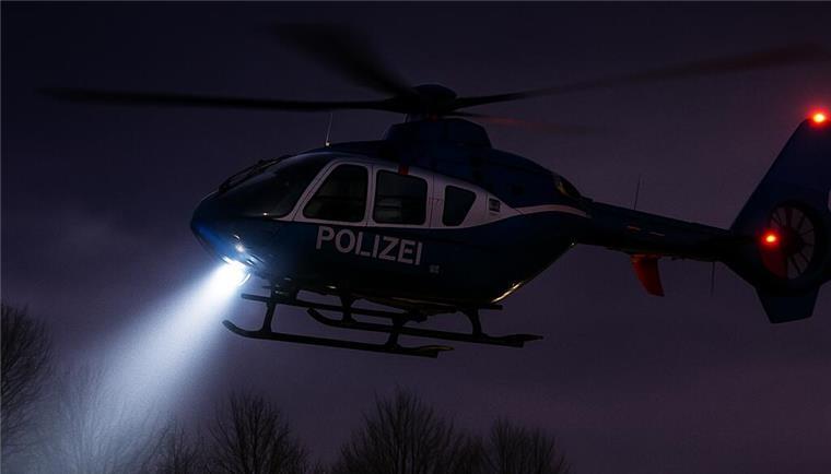 Vermisste Seniorin sorgt für dramatischen Hubschrauber-Einsatz in Sittensen Ein Polizeihubschrauber mit einem Suchscheinwerfer in der Dunkelheit (Symbolbild).