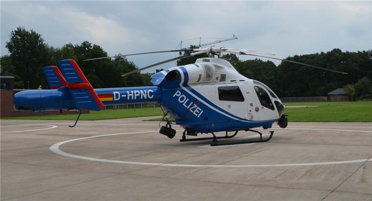Polizei-Hubschrauberstaffel Rastede: Das fliegende Auge des Gesetzes Ein Polizeihubschrauber steht abflugbereit in Rastede.
