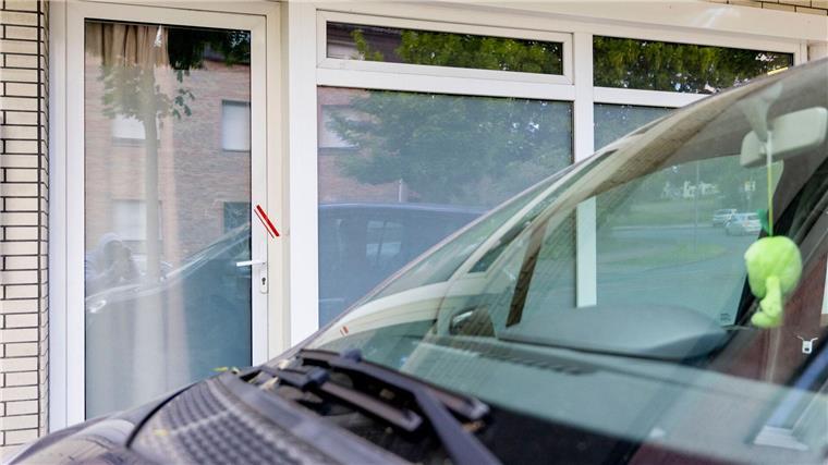 Mutter und Töchter tot aufgefunden: Lebensgefährte in Haft Ein Polizeisiegel klebt an der Haustür der Tatwohnung.