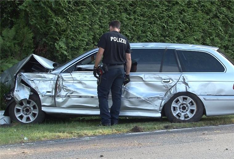 Nach Unfall: Vater lässt Kind zurück - Waren Drogen im Spiel? Ein Polizist begutachtet nach einem Unfall in Twist (Landkreis Emsland) den Unfallwagen.