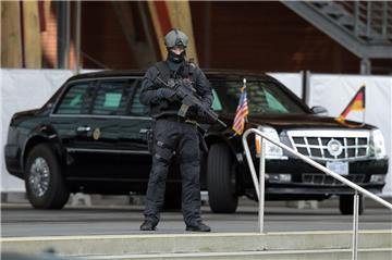 Ein Polizist einer Spezialeinheit sichert natürlich auch die Staatskarosse des US-Präsidenten.