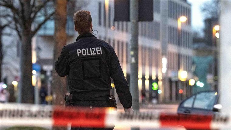 Zwei Weltkriegsbomben in Göttingen gesprengt Ein Polizist geht hinter einem Absperrband entlang.