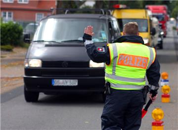 Ein Polizist hält eine Reisegruppe auf der Bremer Straße in Sottrum an. Anschließend schickt er sie zur Kontrolle auf den Schützenhof.