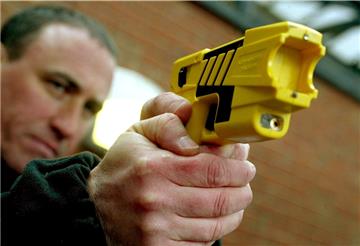 Ein Polizist hat am Donnerstag einen 54-jährigen Mann erschossen. Da der Senat den Taser in Bremen nicht zulässt, macht die CDU jetzt den Senat für den Tod mitverantwortlich.