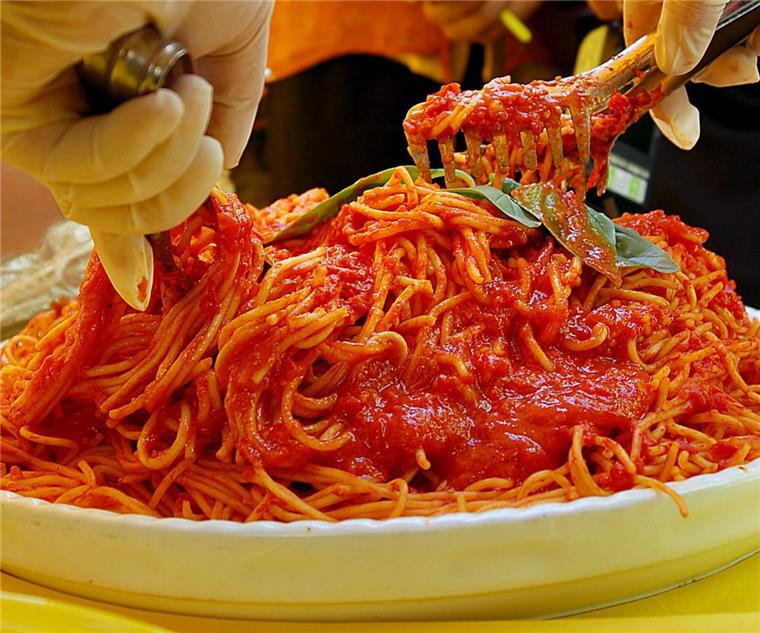 Kurioser Einsatz: Polizist liefert Kita Spaghetti Bolognese Ein Polizist hat in Aachen dafür gesorgt, dass hungrige Kita-Kinder ihre Spaghetti Bolognese bekommen.