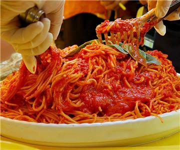 Ein Polizist hat in Aachen dafür gesorgt, dass hungrige Kita-Kinder ihre Spaghetti Bolognese bekommen.