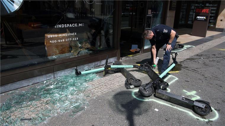 Deutlich mehr Unfälle mit E-Scootern in Niedersachsen Ein Polizist markiert nach einem Verkehrsunfall E-Scooter.