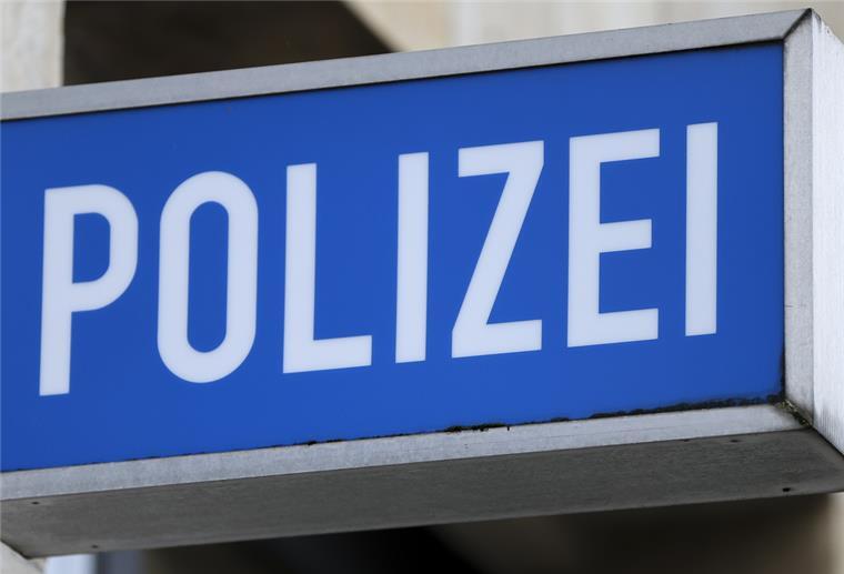 34-Jähriger droht in Bremen mit Schusswaffe Das Schild „Polizei“ an einem Polizeirevier.