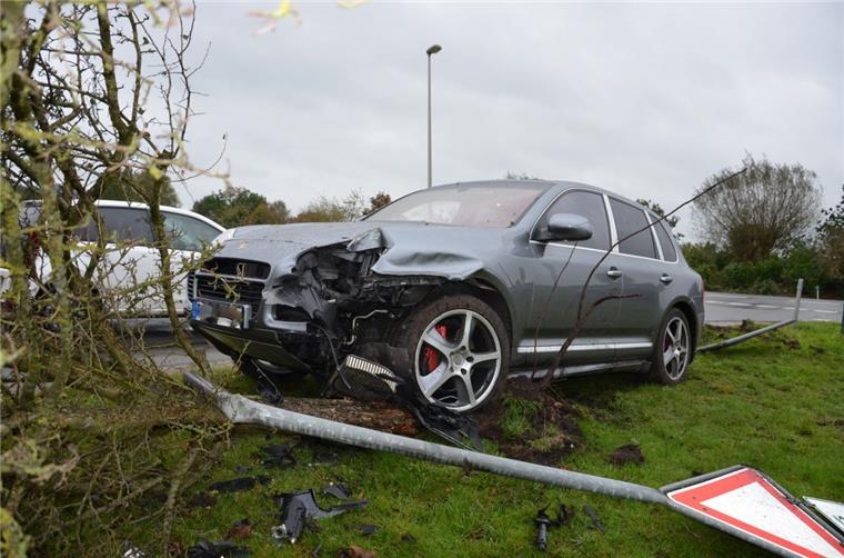 Hechthausen: Porschefahrer hinterlässt Spur der Verwüstung und flüchtet Ein Porschefahrer hat am Freitagvormittag in Hechthausen eine Spur der Verwüstung hinterlassen und war vom Unfallort geflohen.
