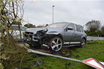 Ein Porschefahrer hat am Freitagvormittag in Hechthausen eine Spur der Verwüstung hinterlassen und war vom Unfallort geflohen.