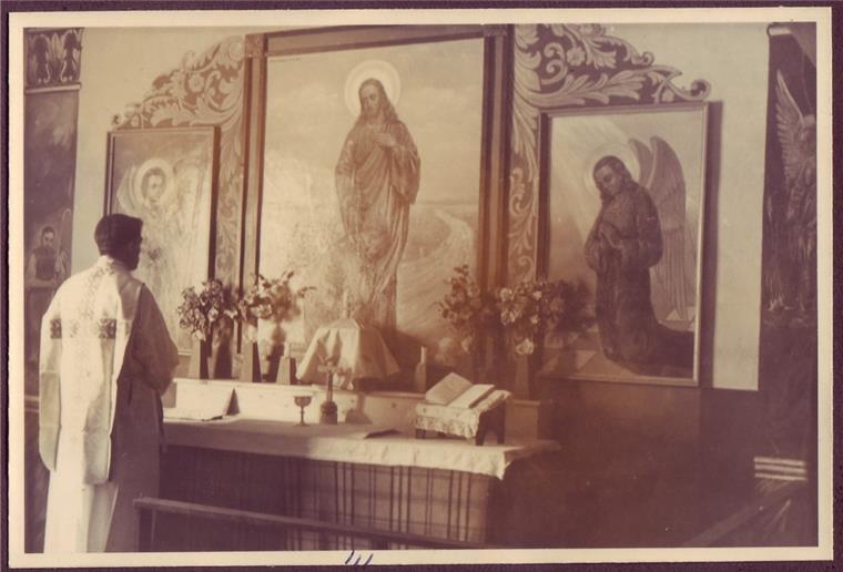 Vortragsabend: Religion hinter Stacheldraht Ein Priester steht vor einem Altar im Kriegsgefangenenlager Sandbostel