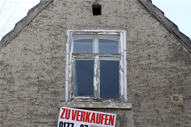 Idee in Beverstedt: Junge Familien kaufen alte Häuser Ein Programm soll den Kauf von Altbauten attraktiver machen und Leerstände verringern. Ob die Förderung kommt, ist noch offen. Symbolfoto Woitas/dpa