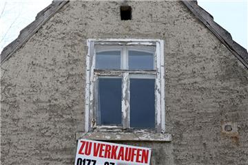 Ein Programm soll den Kauf von Altbauten attraktiver machen und Leerstände verringern. Ob die Förderung kommt, ist noch offen.  Symbolfoto Woitas/dpa