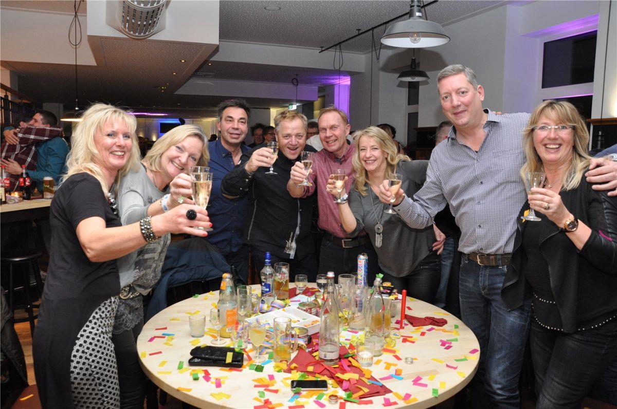 Ein Prosit aufs neue Jahr. Im Brauhaus in Abbehausen steigt die größte Silvesterparty. Längst ist die Veranstaltung ausgebucht