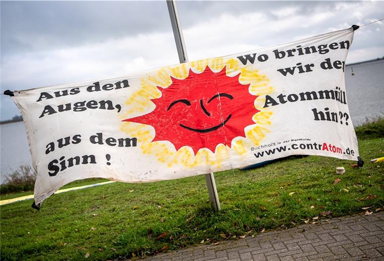 Protest in Nordenham gegen Castor-Transport Ein Protestplakat mit der Aufschrift "Aus den Augen, aus dem Sinn! Wo bringen wir den Atommüll hin??" hängt am Ufer der Weser in Nordenham. Sechs Castor-Behälter mit hochradioaktivem Atommüll aus der britischen Wiederaufbereitungsanlage Sellafield sind mit einem Spezialschiff auf dem Weg nach Deutschland.