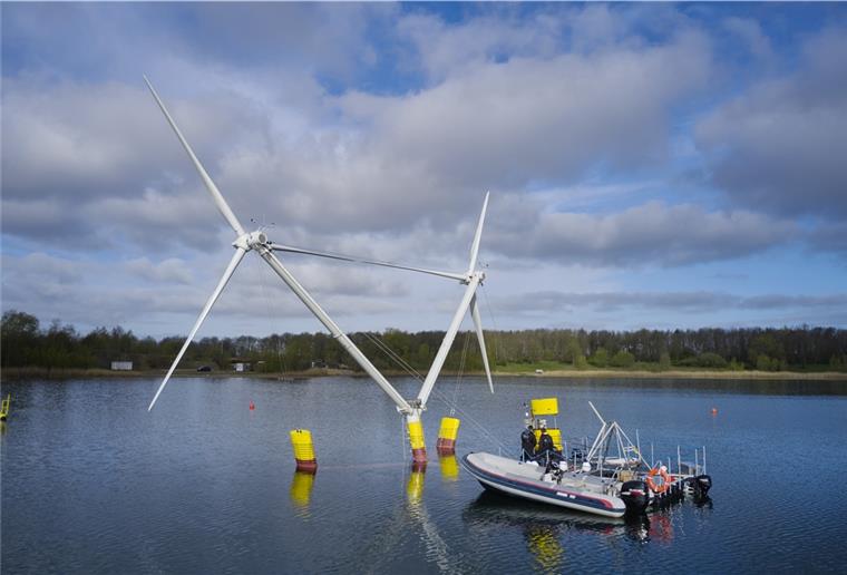 Ein Prototyp der Windenergieanlage "Nezzy 2" schwimmt auf einem Baggersee in Geestland. 