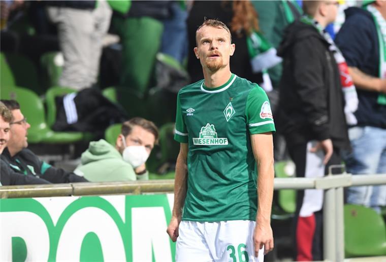 Werder-Profi Christian Groß fällt lange aus Christian Groß verlässt das Spielfeld.