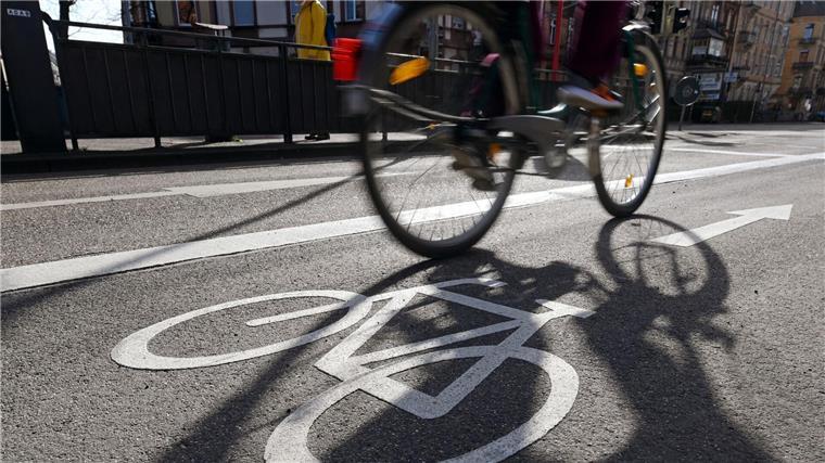 Ein Radfahrer fährt auf einem Fahrradstreifen.