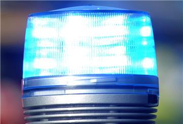 Das Blaulicht eines Streifenwagens der Polizei leuchtet