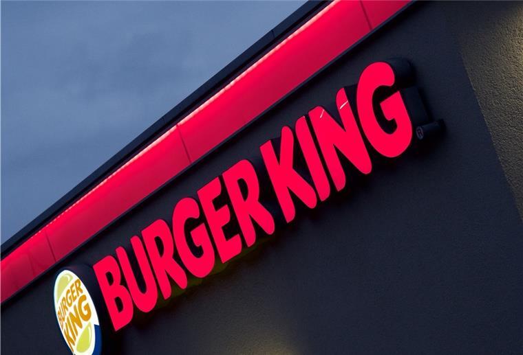 Unbekannter überfällt Burger-King-Mitarbeiter und macht Beute Der im Abendlicht erleuchtete Neon-Schriftzug einer Münchner Burger-King-Filiale.