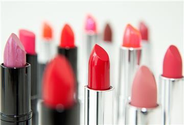 Verschiende Lippenstifte stehen auf einem Tisch. Ein ranziger, beißender oder „chemisch veränderter“ Geruch bei Make-up und anderen Kosmetika ist ein klares Warnsignal, dass das Produkt abgelaufen ist.