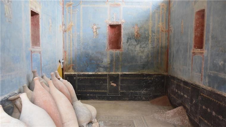 Blauer Raum für Rituale in Pompeji freigelegt Ein Raum mit blauen Wänden und gemalten weiblichen Figuren ist in Pompeji freigelegt worden.