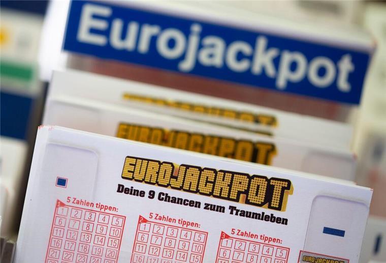 Panne beim Eurojackpot: Tausende Gewinner erleben eine böse Überraschung Lottoscheine mit der Aufschrift «Euro Jackpot» liegen in einer Lotto-Annahmestelle.