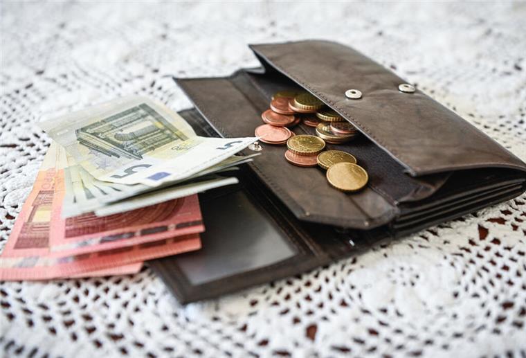 Wichtige Entscheidung für Bürgergeldempfänger: Gericht kippt 30-Tage-Regel Eine Geldbörse liegt auf einem Tisch. Sie ist offen und Geldscheine liegen daneben.