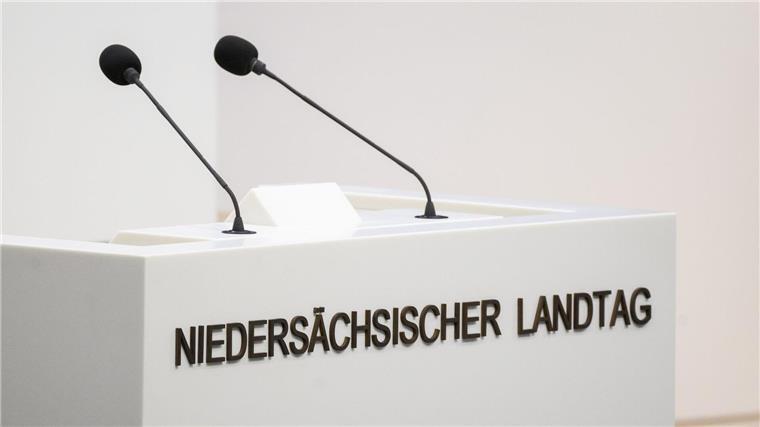 Ein Rednerpult steht im niedersächsischen Landtag.