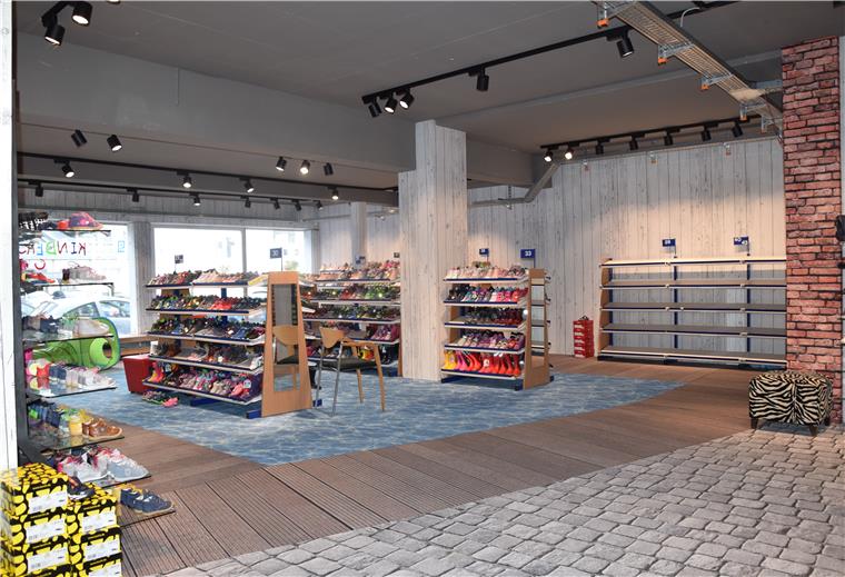 Ein Regal ist schon leer geräumt: In die Kinderschuh-Abteilung des Schuhgeschäfts Fasting wird ab dem 1. April die neue Postfiliale integriert werden.
