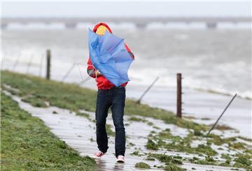 Ein Regenschirm hilft am Wochenende nicht, denn es weht ein kräftiger Wind.