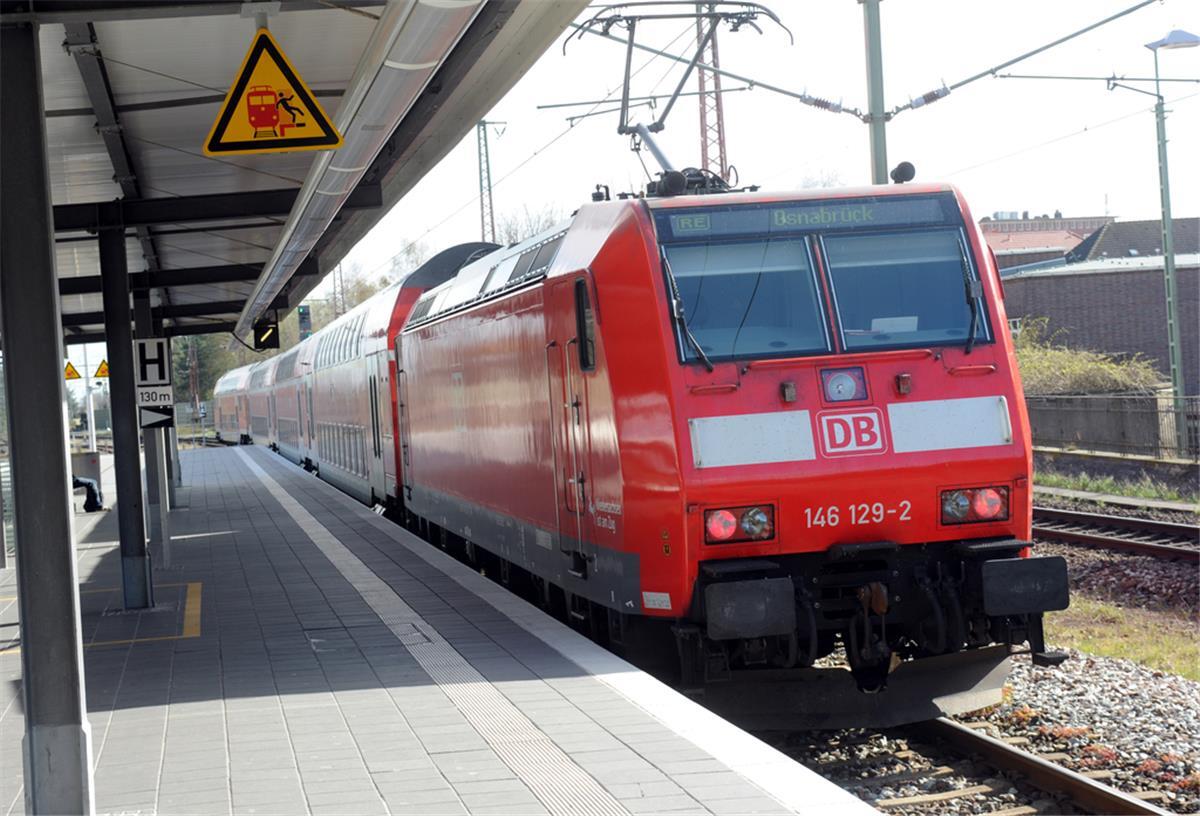 Ein Regional-Express am Hauptbahnhof in Bremerhaven: Derzeit sind die Züge laut Fahrgastbeirat mit einem Wagen weniger auf der Strecke.