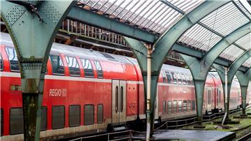 Ein Regional-Express der Deutschen Bahn steht an einem Bahnsteig in der historischen Gleishalle.