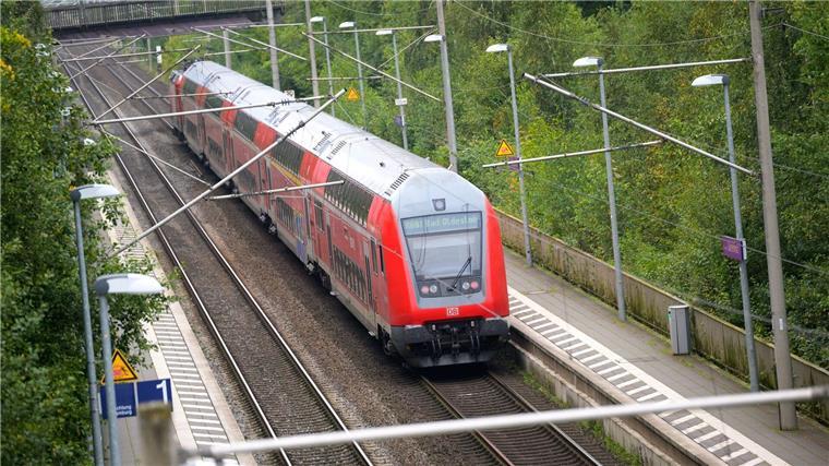 Junger Wolf bei Achim von Zug überfahren Ein Regionalzug der Deutschen Bahn fährt durch einen Bahnhof.